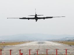 Un avión de reconocimiento U-2S de las Fuerzas Aéreas estadounidenses aterriza en la base aérea de Osan al sur de Seúl. EFE/YONHAP