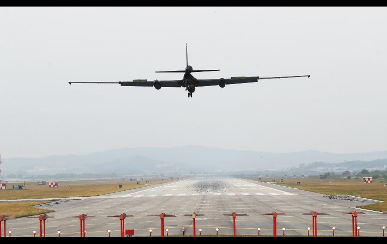 Un avión de reconocimiento U-2S de las Fuerzas Aéreas estadounidenses aterriza en la base aérea de Osan al sur de Seúl. EFE/YONHAP