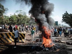 Los habitantes quemaron neumáticos y lanzaron piedras como respuesta a los botes de gas lacrimógeno que tiraron los agentes antidisturbios. AFP/Y. Chiba
