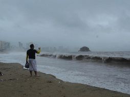 El Centro Nacional de Huracanes apunta que el meteoro pasará entre los archipiélagos portugueses de Azores y Madeira para posteriormente dirigirse hacia la costa de Galicia. EFE / ARCHIVO