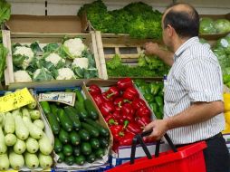 Los alimentos de color amarillo-naranja protegen el daño de las células; los de color verde ofrecen mayor protección para los ojos. AFP / ARCHIVO