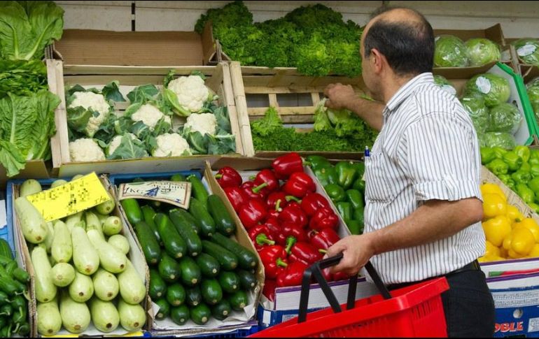 Los alimentos de color amarillo-naranja protegen el daño de las células; los de color verde ofrecen mayor protección para los ojos. AFP / ARCHIVO