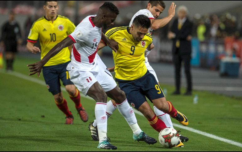 Los peruanos admiten que Falcao (D) les comunicó que la victoria de Brasil sobre Chile ponía a los peruanos en el repechaje y a los colombianos en el Mundial. AFP/E.Benavides