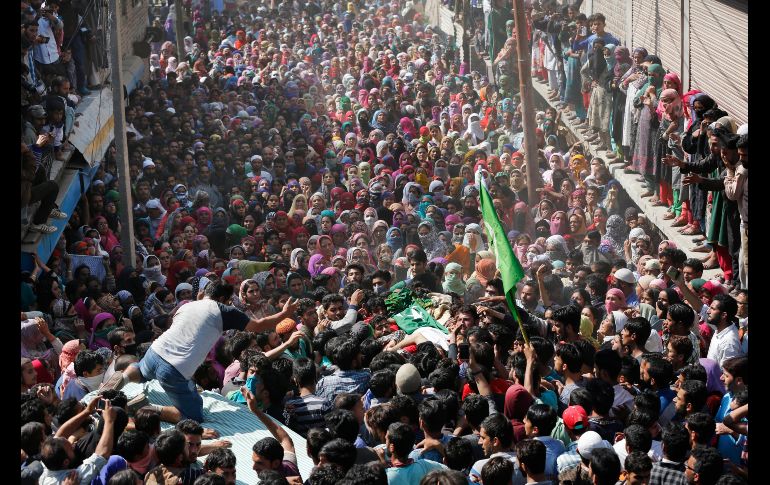 Habitantes cargan el cuerpo del rebelde cachemir Nasrullah Mir, en una procesión por su funeral en Hajin, India. Su muerte se produjo durante un combate en la disputada región de Cachemira. AP/M. Khan