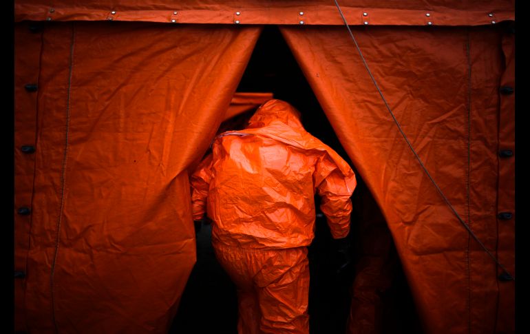 Un trabajador de emergencias entra a una carpa para descontaminación en Berlín, durante un simulacro de un ataque terrorista con armas químicas. AP/M. Schreiber