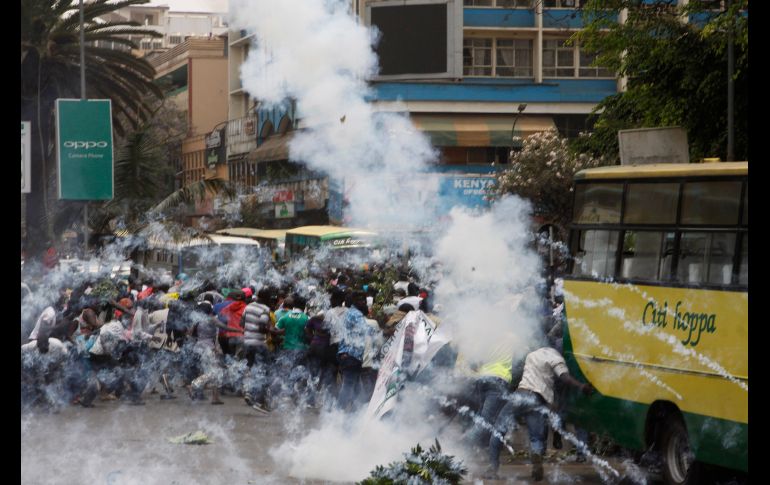 Policías arrojan gas lacrimógeno a simpatizantes de la oposición, quienes protestan contra la comisión electoral en Nairobi, Kenia. AP/K. Senosi