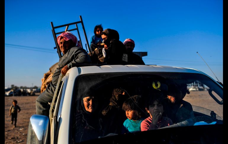 Sirios desplazados de la ciudad de Deir Ezzor llegan a las afueras de Raqa, en el marco de la ofensiva contra el Estado Islámico. AFP/B. Kilic