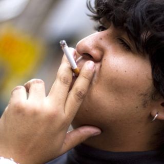 Proponen a diputados subir impuestos a cigarros y refrescos