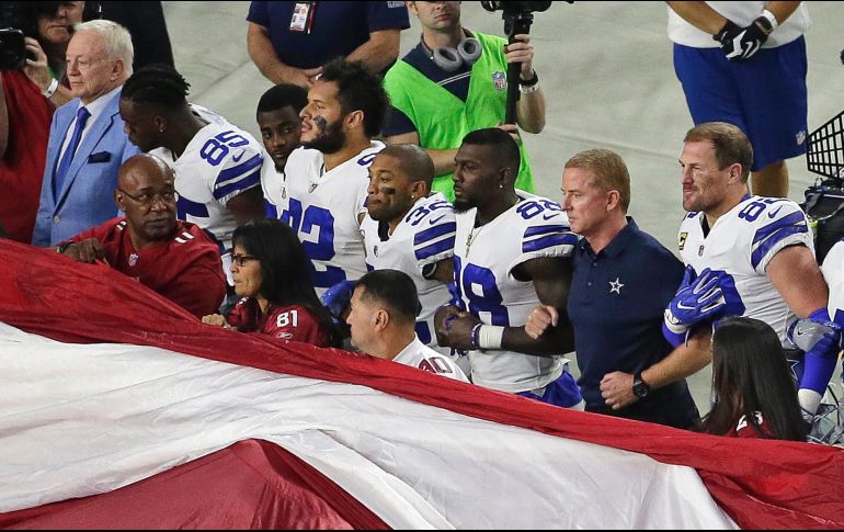 Las protestas de los jugadores durante el himno estadounidense han dividido al público de la NFL. AP/ARCHIVO