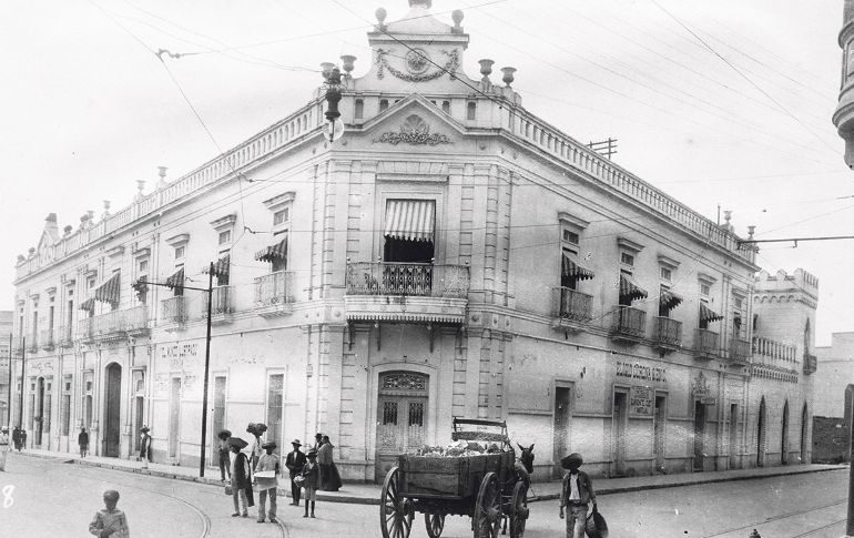 Cruce de las calles Morelos y Maestranza, a finales del Siglo XIX.