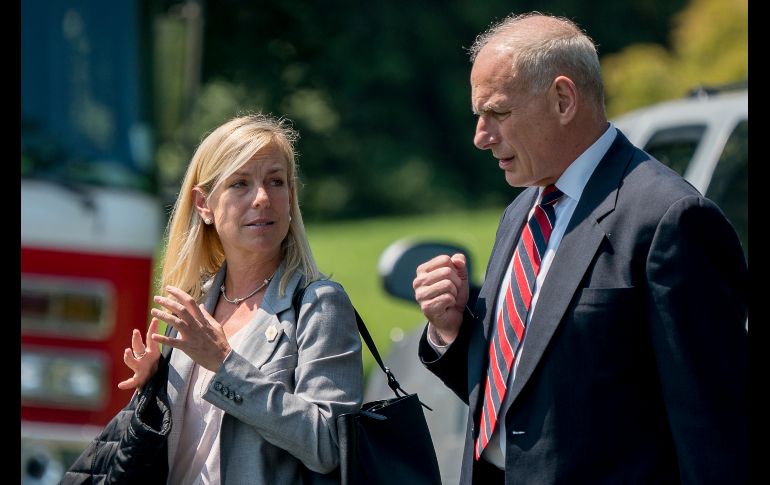Kirstjen Nielsen conversa con John Kelly en el patio de la Casa Blanca durante agosto de este años. AP / ARCHIVO
