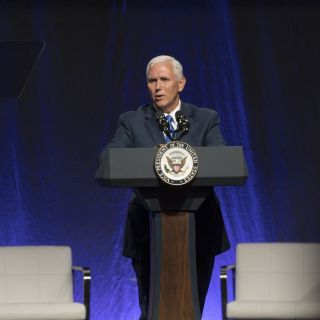 Lo mejor para los hispanos en EU "está por llegar": Mike Pence