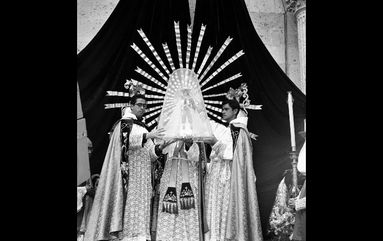 Milagrosa. La imagen de la Virgen de Zapopan es mostrada al llegar a la Basílica en la Romería de 1965. EL INFORMADOR / ARCHIVO
