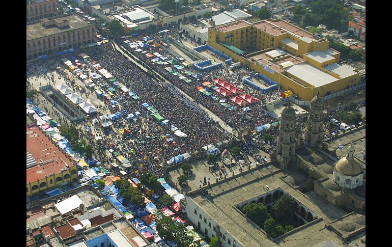 2010 Poder de Convocatoria. Miles de fieles hacen el recorrido el 12 de octubre.