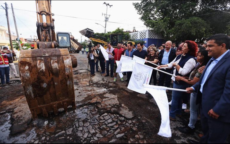 En las obras del canal pluvial y la repavimentación se invierten 38 millones de pesos. FACEBOOK/EnriqueAlfaroR