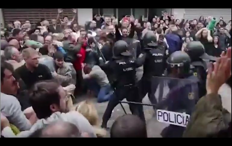 En un video divulgado por HRW, se aprecia cómo los policías golpean fuertemente a manifestantes que nunca los agredieron. ESPECIAL/HRW