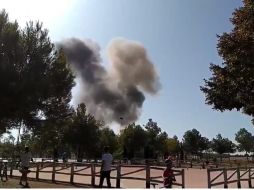 La Policía fijó un perímetro de seguridad en la zona, en la que trabajan, bomberos y personal sanitario.