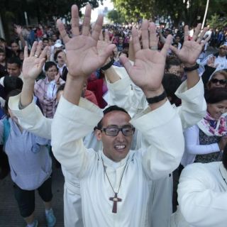 Esperan la imagen de La Virgen entre alabanzas