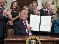 El mandatario afirmó que la medida constituye ''un alivio contra el 'Obamacare''', en referencia a la reforma del sistema de salud aprobada bajo el gobierno anterior de Barack Obama. EFE / M. Reynolds
