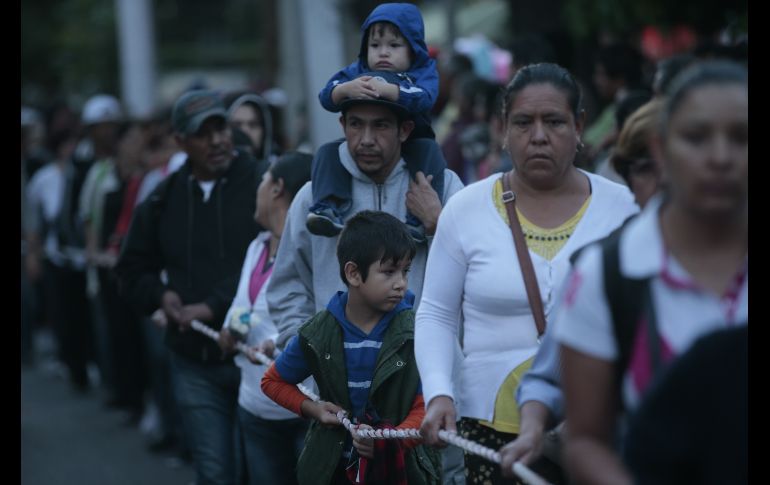 Niños y adultos participan en la marcha. EL INFORMADOR/F. Atilano