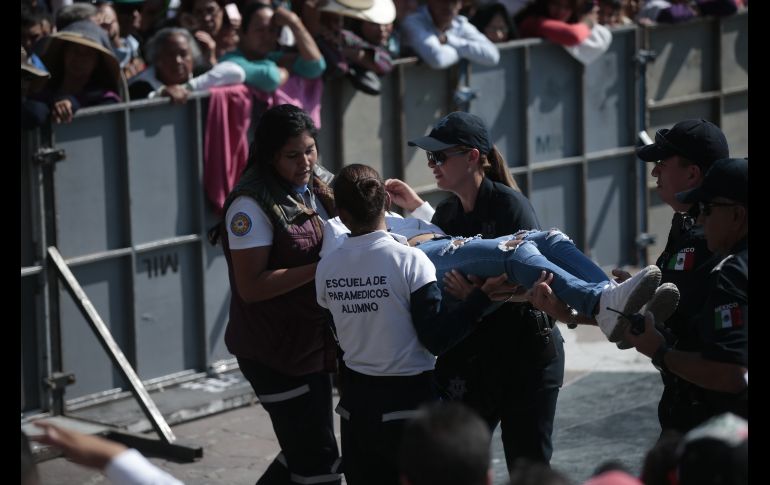 Policías y paramédicos auxilian a una mujer. EL INFORMADOR/F. Atilano