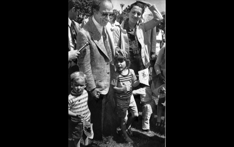 De tal padre... De niño (c) junto a sus padres Pierre y Margaret, y sus hermanos Sacha (i) y Michael (d) en Ottawa en mayo de 1977.  Pierre Trudeau fue primer ministro de Canadá entre 1968-79, y 1980-84. AP/Archivo