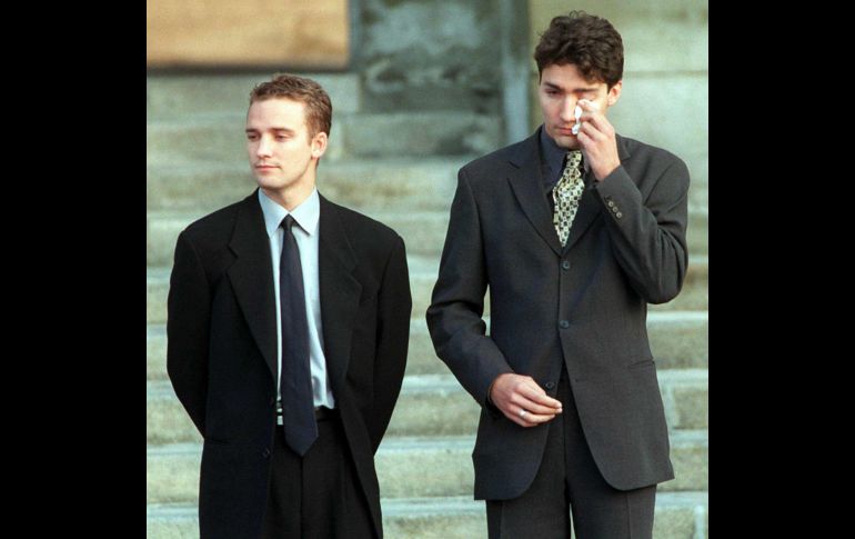 Justin (junto a su hermano Sacha) se mostró conmovido durante el funeral de su padre, en octubre de 2000. AFP/Archivo