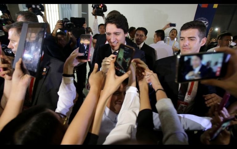 La popularidad de Trudeau se extiende fuera de su país. Simpatizantes lo rodean tras una conferencia de prensa en el marco del la cumbre APEC en Manila, en noviembre de 2015. AP/Archivo