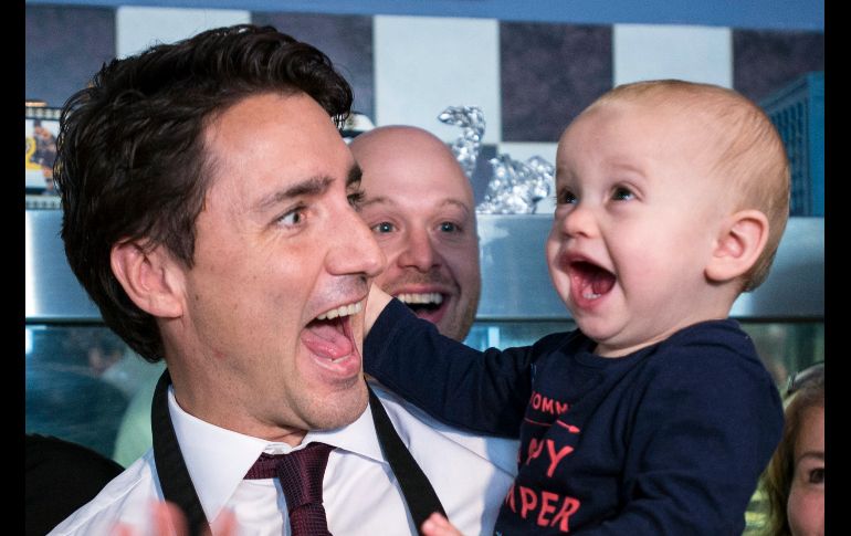 En un acto de campaña en octubre de 2015 sostiene a un bebé. Justin Pierre James Trudeau es primer ministro de Canadá desde el 4 de noviembre de 2015, tras vencer en las elecciones al gobierno de Stephen Harper, que llevaba nueve años en el poder. AP/Archivo