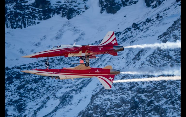 El equipo acrobático de la Fuerza Aérea suiza se presenta en un evento en Axalp, en los Alpes suizos. AP/Keystone/C. Merz