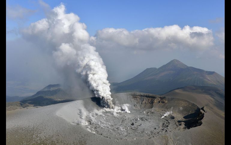 Humo sale del volcán Shinmoedake en Japón tras una erupción este jueves, la primera en seis años.  AP/Kyodo News/Tomoaki Ito