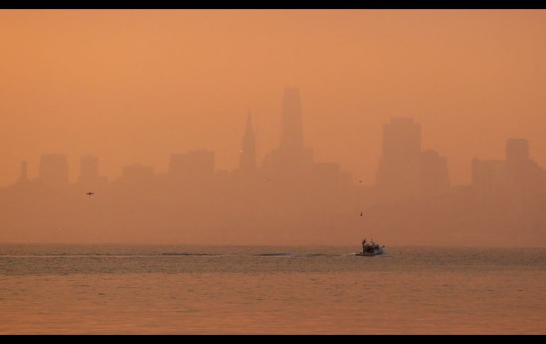 Neblina y el humo de los incendios de California obscurecen la ciudad de San Francisco, vista desde Sausalito. AP/E. Risberg