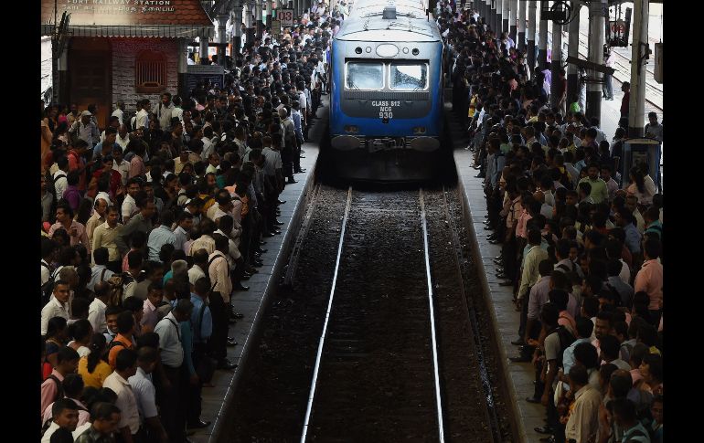 Usuarios del transporte abordan en una estación de tren durante una huelga nacional de trabajadores de tren en Colombo, Sri Lanka. AFP/I. Kodikara