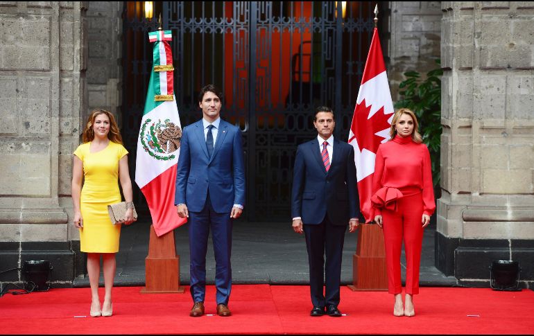 En la imagen, el primer ministro de Canadá Justin Trudeau junto a su esposa Sophie Gregoire Trudeau (i), Enrique Peña Nieto y Angelica Rivera durante la ceremonia de bienvenida en Palacio Nacional. AP / R. Blackwell