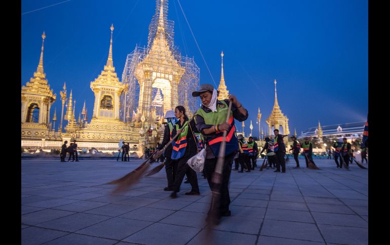 Trabajadores barren la zona donde se realizará la cremación del rey King Bhumibol Adulayadej a finales de mes. El monarca falleció en octubre de 2016. AFP/R. Schmidt