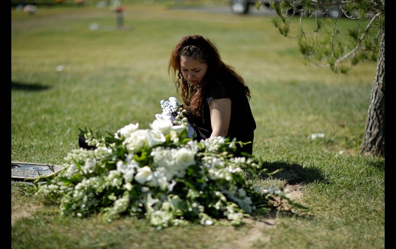 Chantel Sosa llora durante el funeral de su hermano Erick Silva en Las Vegas. Silva trabajaba como guardia de seguridad cuando falleció en el tiroteo del 1 de octubre. AP/J. Locher