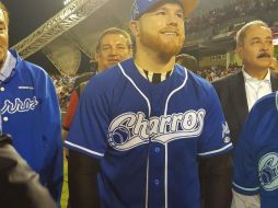 ‘Canelo’ apareció ataviado con la camiseta azul de Charros y una gorra donde conviven los logos de su marca personal y el de la tropa tapatía. EL INFORMADOR / D. Reos