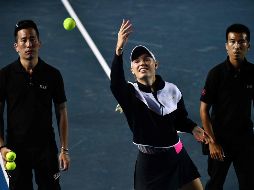 Caroline Wozniacki lanza pelotas al público después de disuclparse por no poder continuar. AFP/A. Wallace
