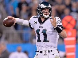 Carson Wentz. El mariscal de campo de Eagles lazó tres pases de anotación en la victoria de anoche sobre Panthers. AFP/G. Halverson