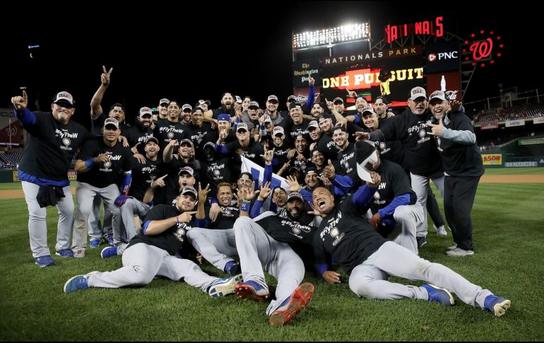 Los Cubs posan para la foto tras asegurar su pase a la serie por el campeonato, donde enfrentarán a los Dodgers. AFP/W. McNamee