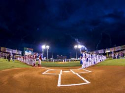 Jugadores de los Venados y Charros formados en el diamante para la ceremonia de apertura de la temporada 2017-2018 en la casa de la novena jalisciense. FACEBOOK/CharrosBeisbolOficial