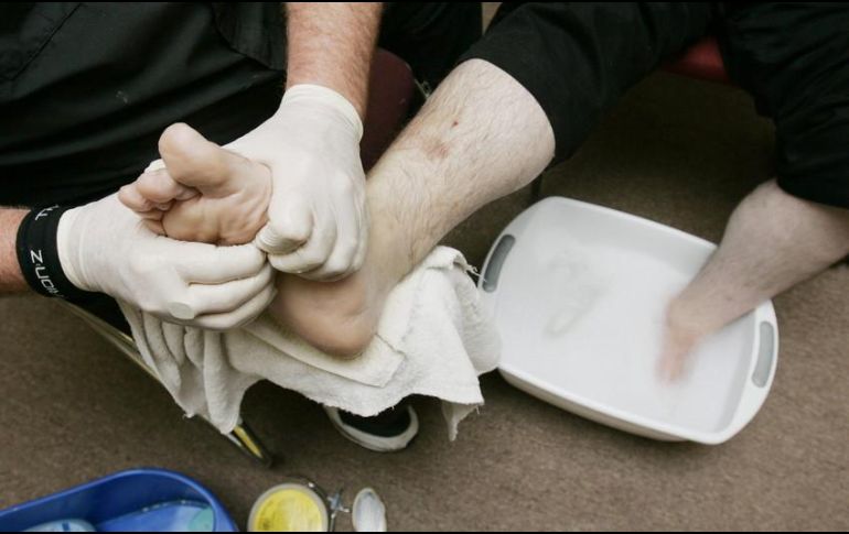Es común que, por nuestro estilo de vida, no nos percatemos de los daños que sufren las uñas de los pies. AP / ARCHIVO
