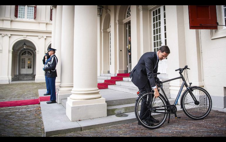 WASSENAAR, HOLANDA.- El primer ministro holandés, Mark Rutte, estaciona su bicicleta a las puertas del Palacio Eikenhorst a su llegada a la reunión con el rey Guillermo-Alejandro de Holanda. EFE/ F. Van Beek