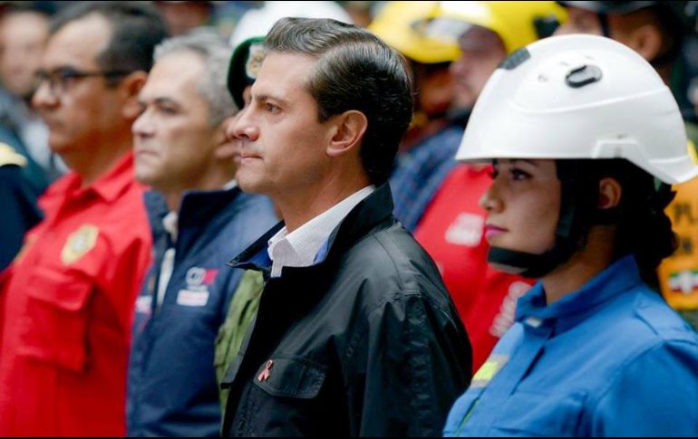 El Mandatario homenajeó a los cuerpos de búsqueda y rescate gubernamentales y civiles que participaron en labores de auxilio por los sismos. TWITTER /  @PresidenciaMX