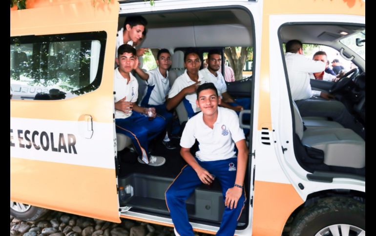 El gobernador del estado entregó becas, mobiliario, pinturas, una cocina 