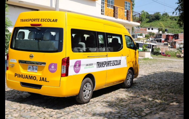 El gobernador del estado entregó becas, mobiliario, pinturas, una cocina 