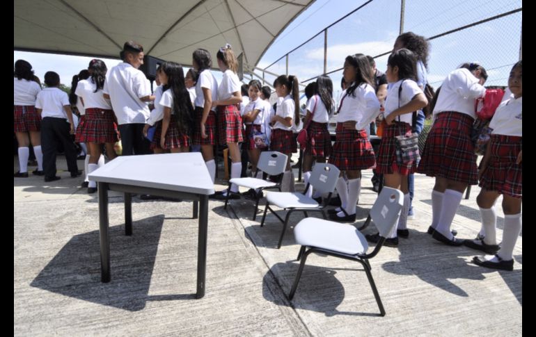 El gobernador del estado entregó becas, mobiliario, pinturas, una cocina 