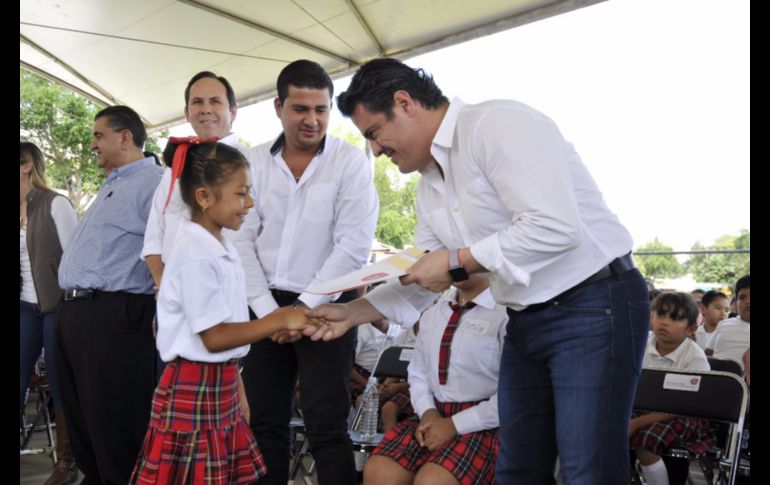 El gobernador del estado entregó becas, mobiliario, pinturas, una cocina 