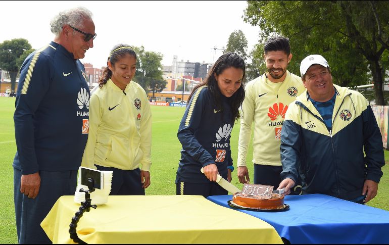 Leonardo Cuéllar (I), técnico del equipo femenil, y Miguel Herrera, entrenador del plantel masculino (D), posaron con el pastel. MEXSPORT/O. Aguilar