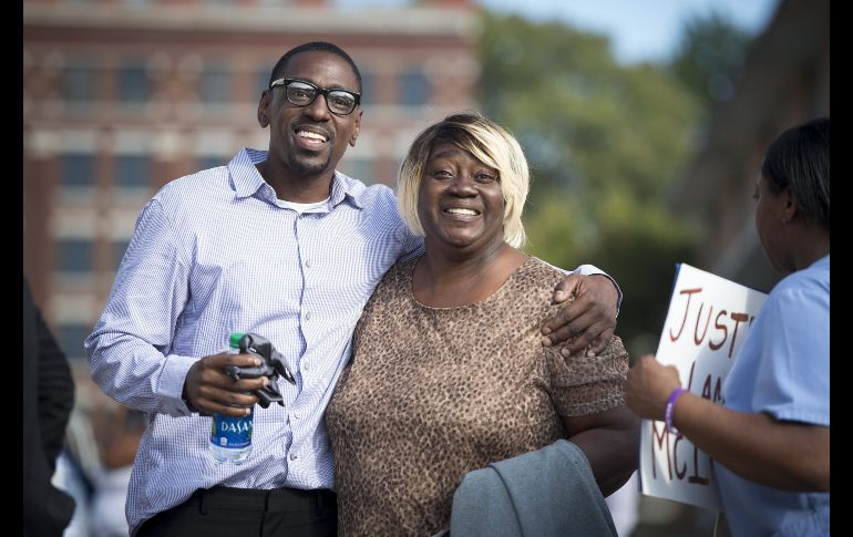 McIntyre, quien fue arrestado a los 17 años, posa junto a su madre luego de más de dos décadas de encarcelamiento. AP / T. Ljungblad